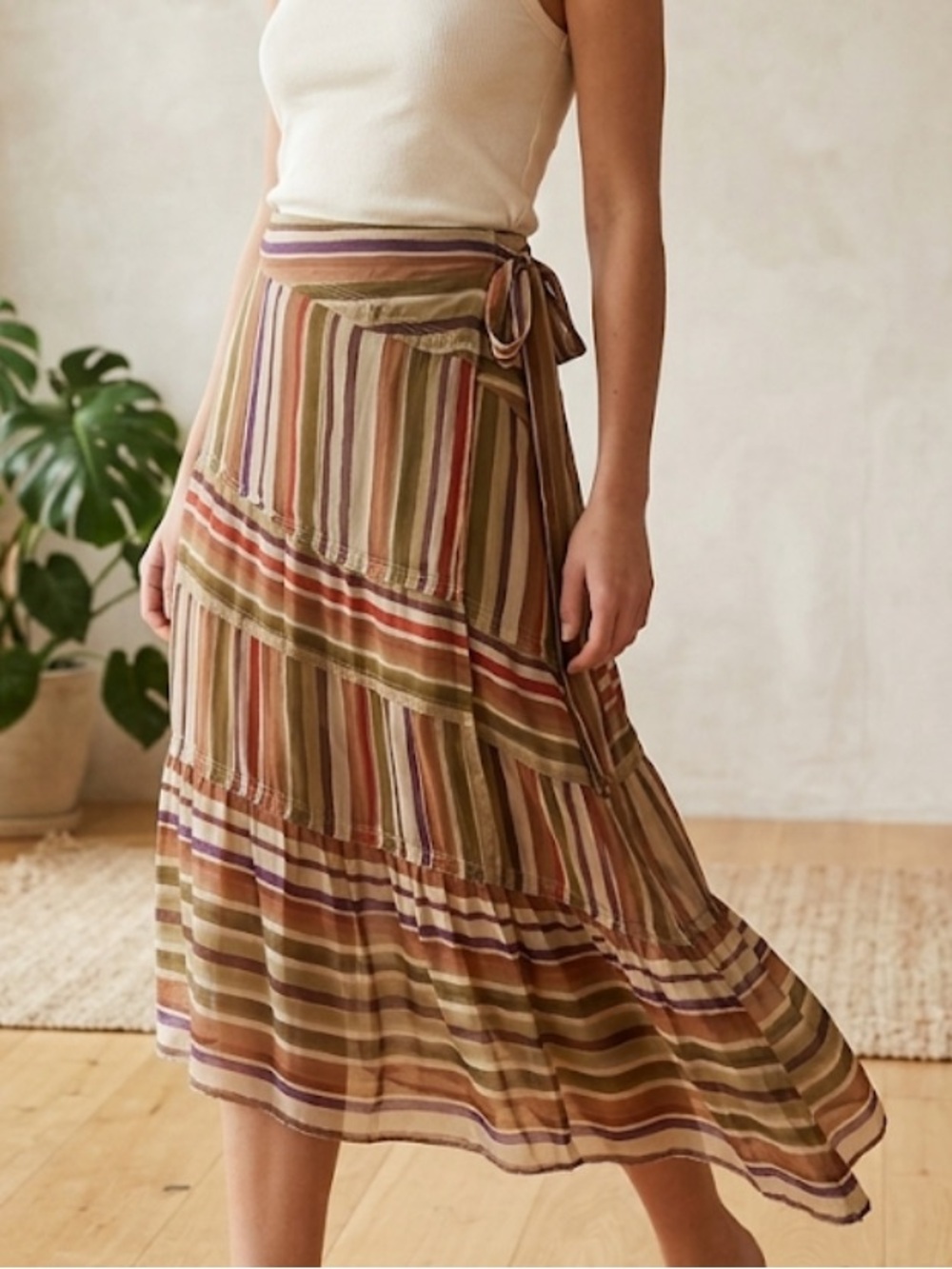 Vintage Kenneth Cole Women's Brown and Burgundy Skirt
Size 8 ( 100% silk)